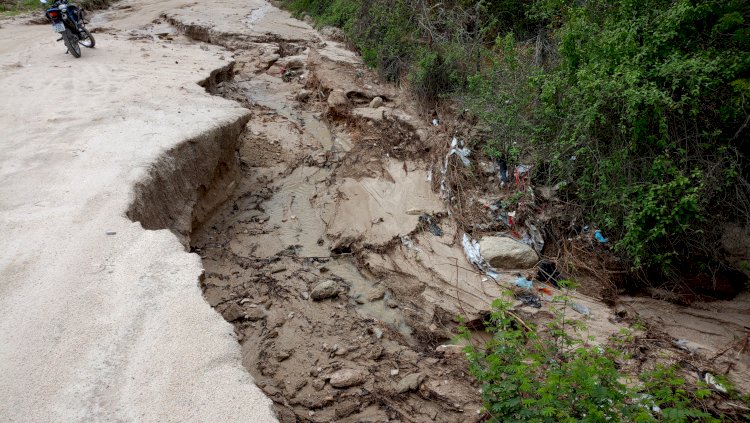 Chuvas deixam estradas intransitáveis, dificultando tráfego de veículos em Cansanção e região